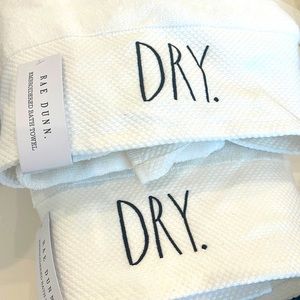 New Rae Dunn set of 2 bath towels